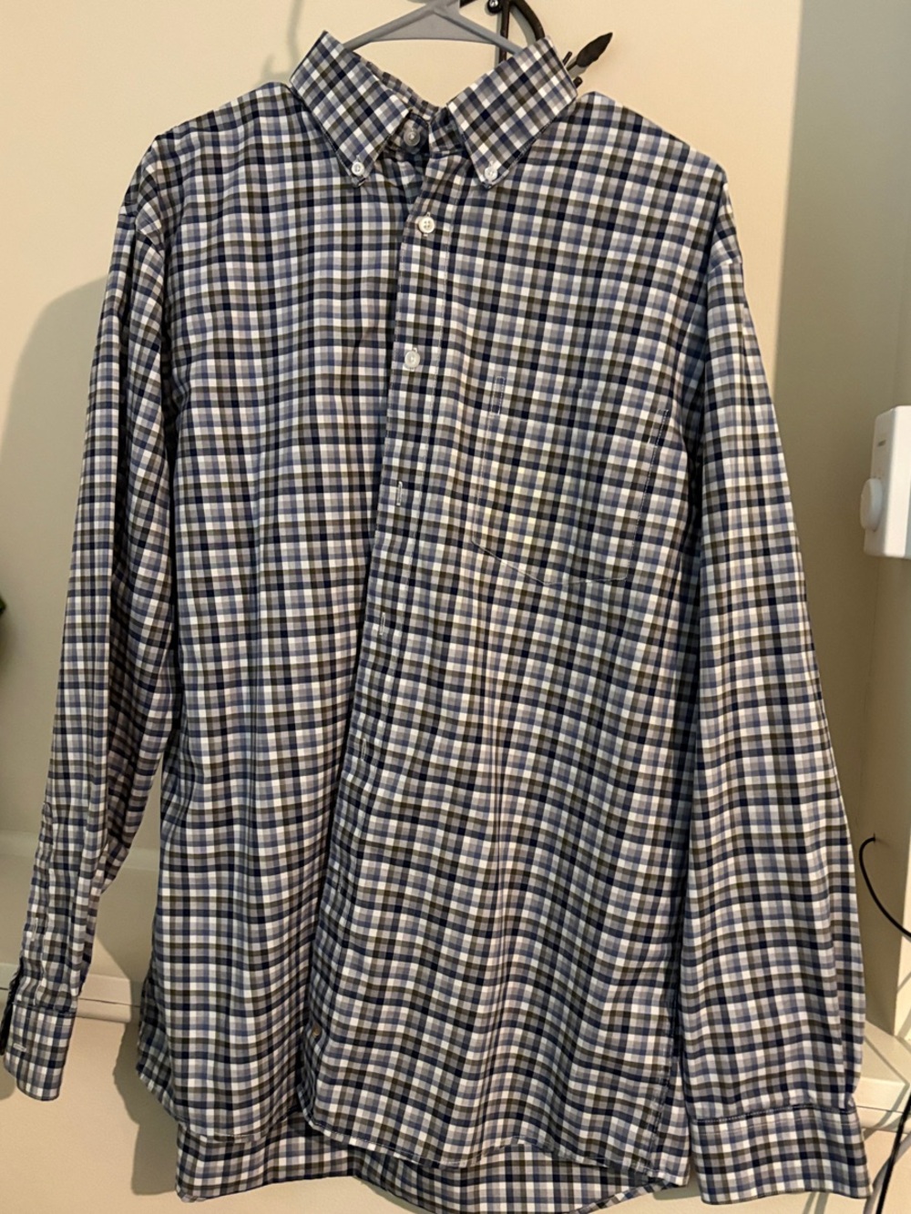 Men's Navy & White Plaid Long-Sleeve Button-Down Shirt